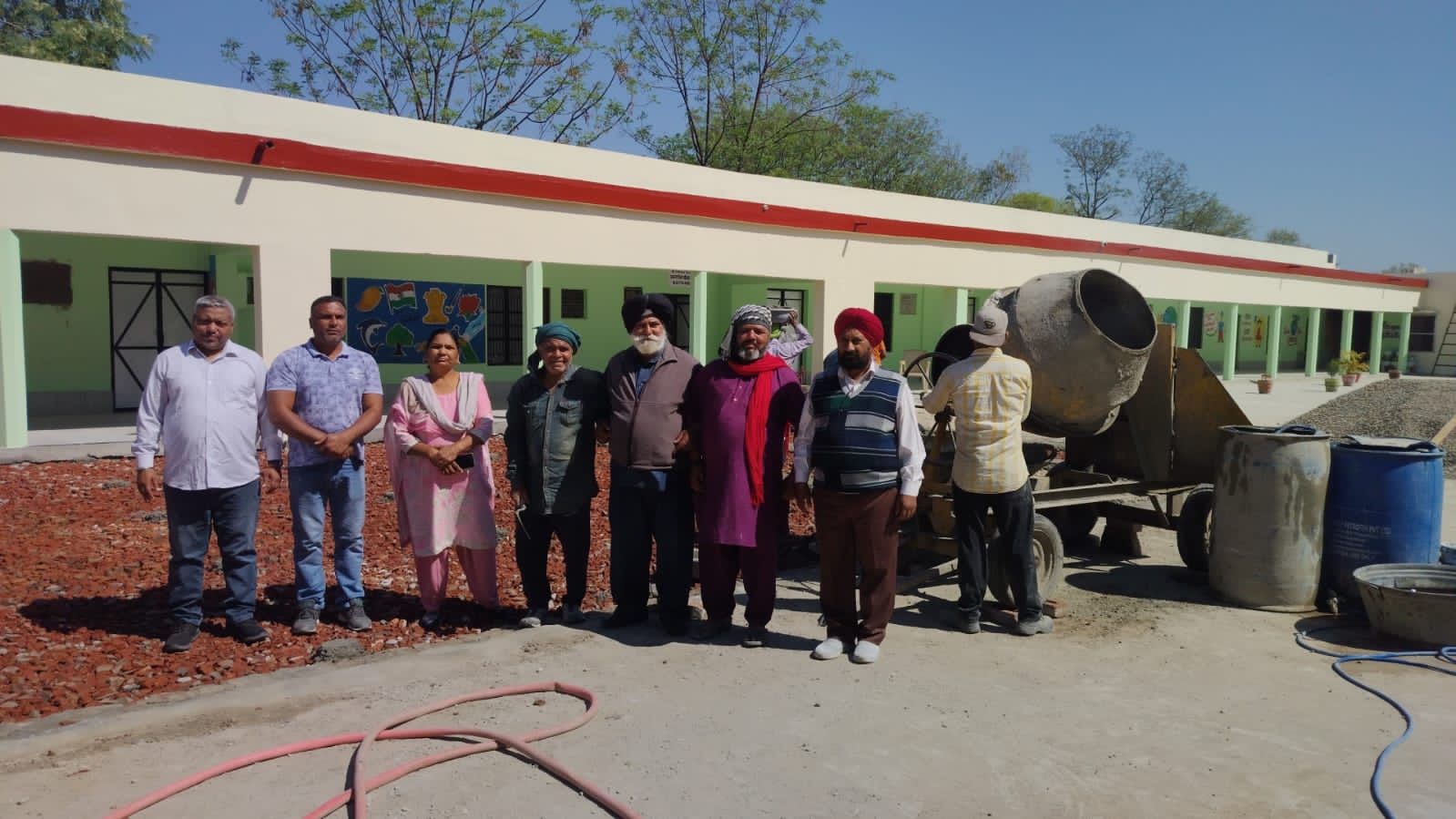 ਸਰਕਾਰੀ ਐਲੀਮੈਂਟਰੀ ਸਕੂਲ ਅਜਨੋਹਾ ਦੇ ਵਿਹੜੇ ਦਾ ਫਰਸ਼ ਪਵਾਇਆ।